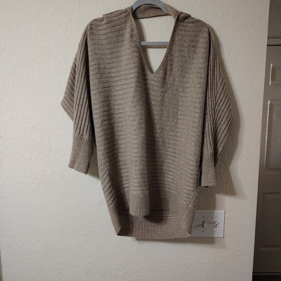Tan color sweater with slightly open back size extra large New York & company - Picture 1 of 4